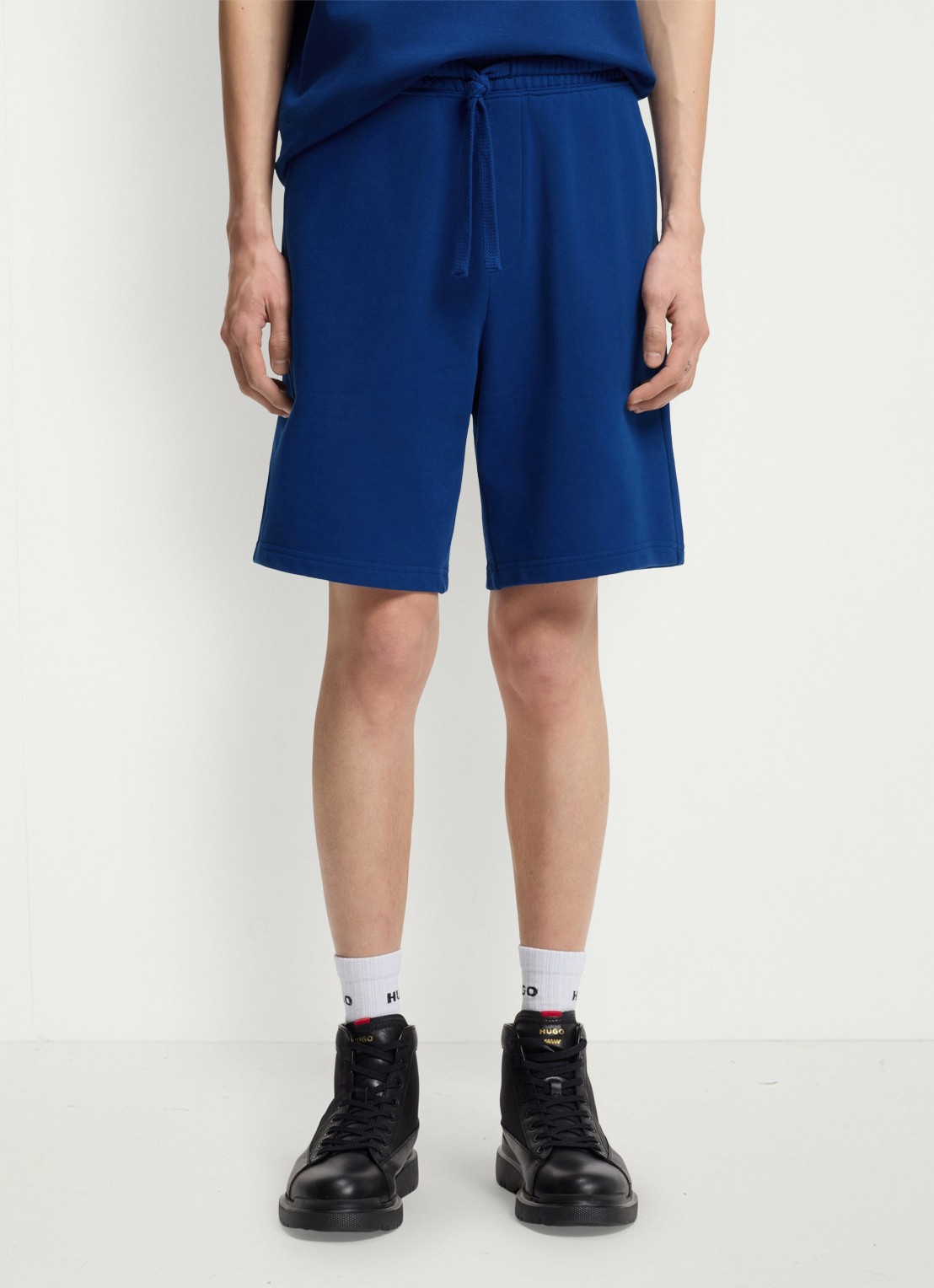 HUGO Short van katoenen sweatstof met logoprint - detail open blue-498 / blauw