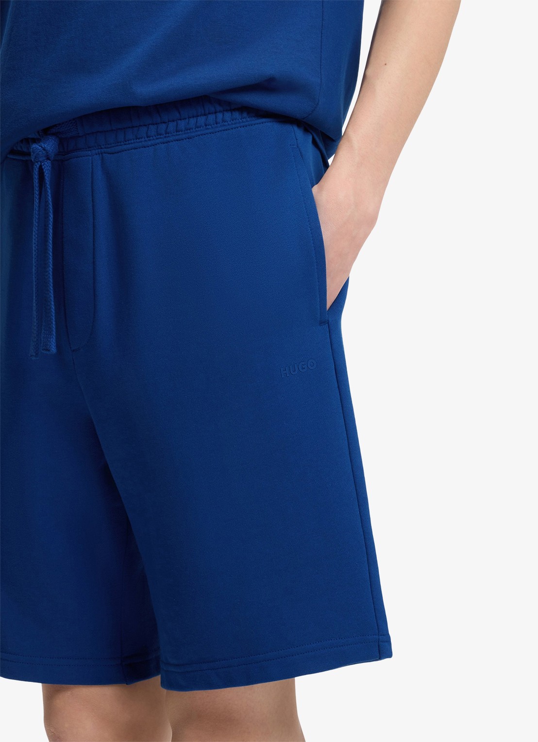 HUGO Short van katoenen sweatstof met logoprint - detail 2 open blue-498 / blauw