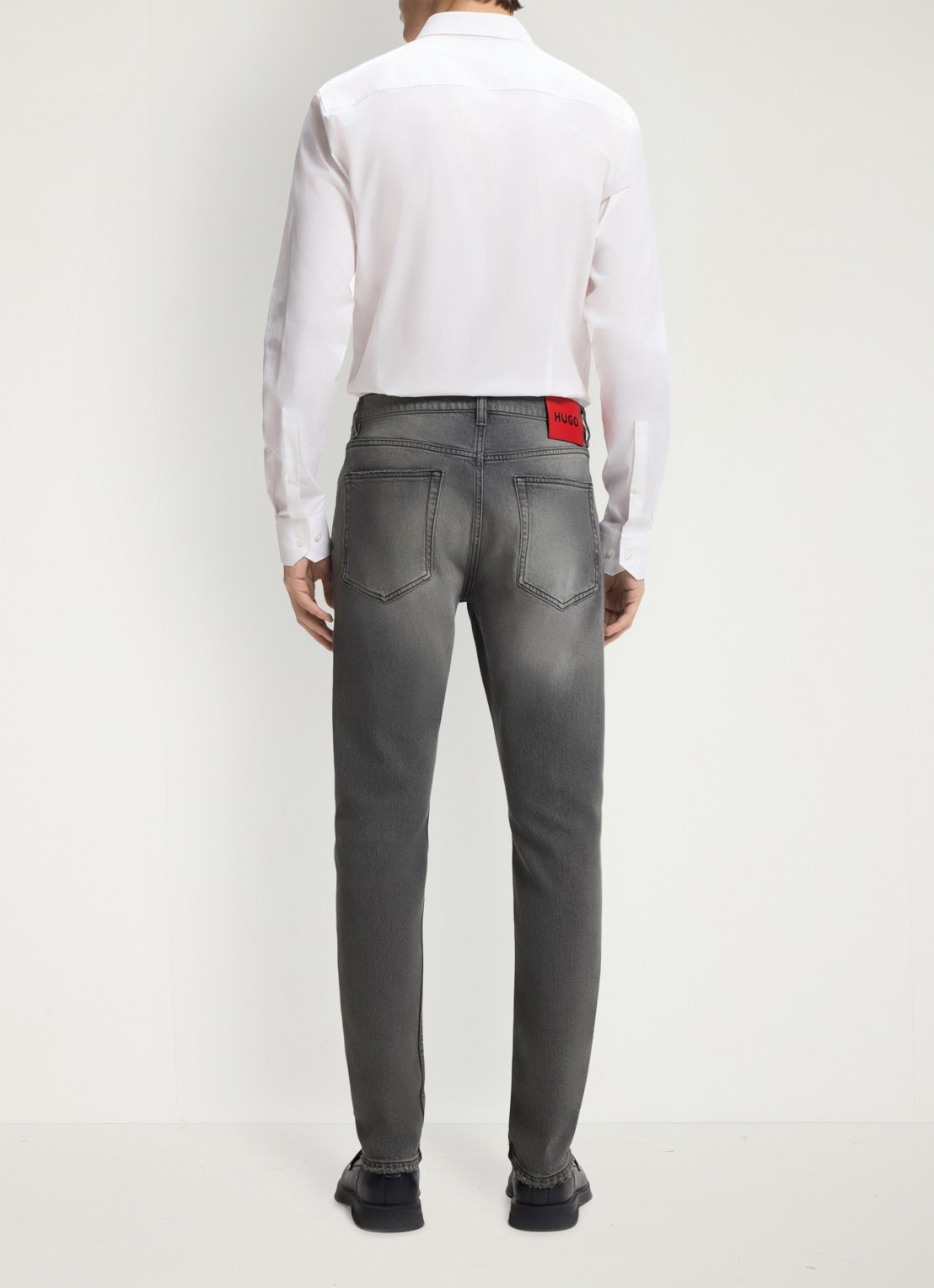 HUGO Slim fit jeans met gekleurde wassing - achterkant grijs