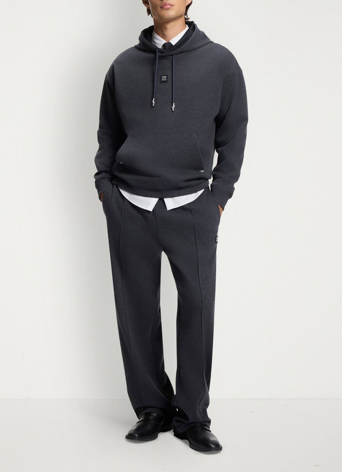 HUGO Straight fit joggingbroek met steekzakken - voorkant 3 donkergrijs