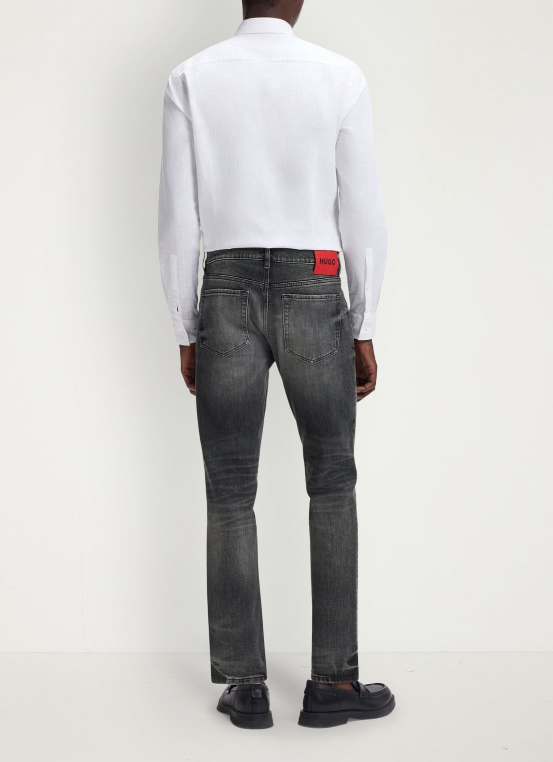 HUGO Tapered fit jeans met steekzakken - achterkant 6 charcoal-010 / grijs