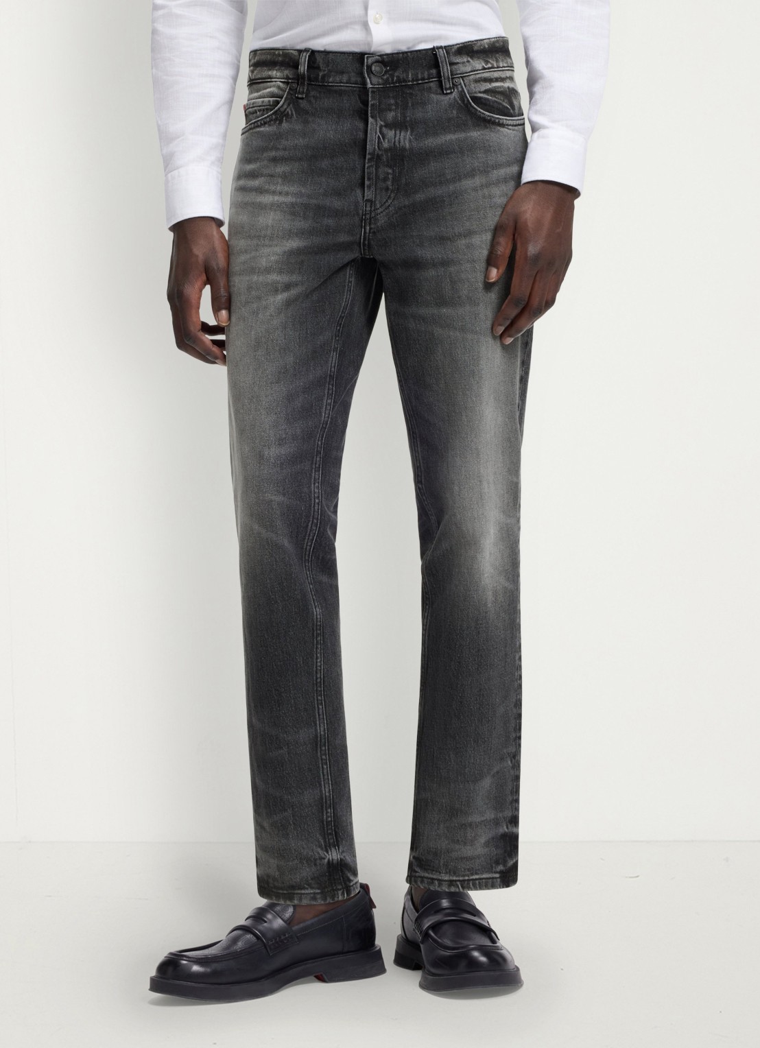 HUGO Tapered fit jeans met steekzakken - detail charcoal-010 / grijs