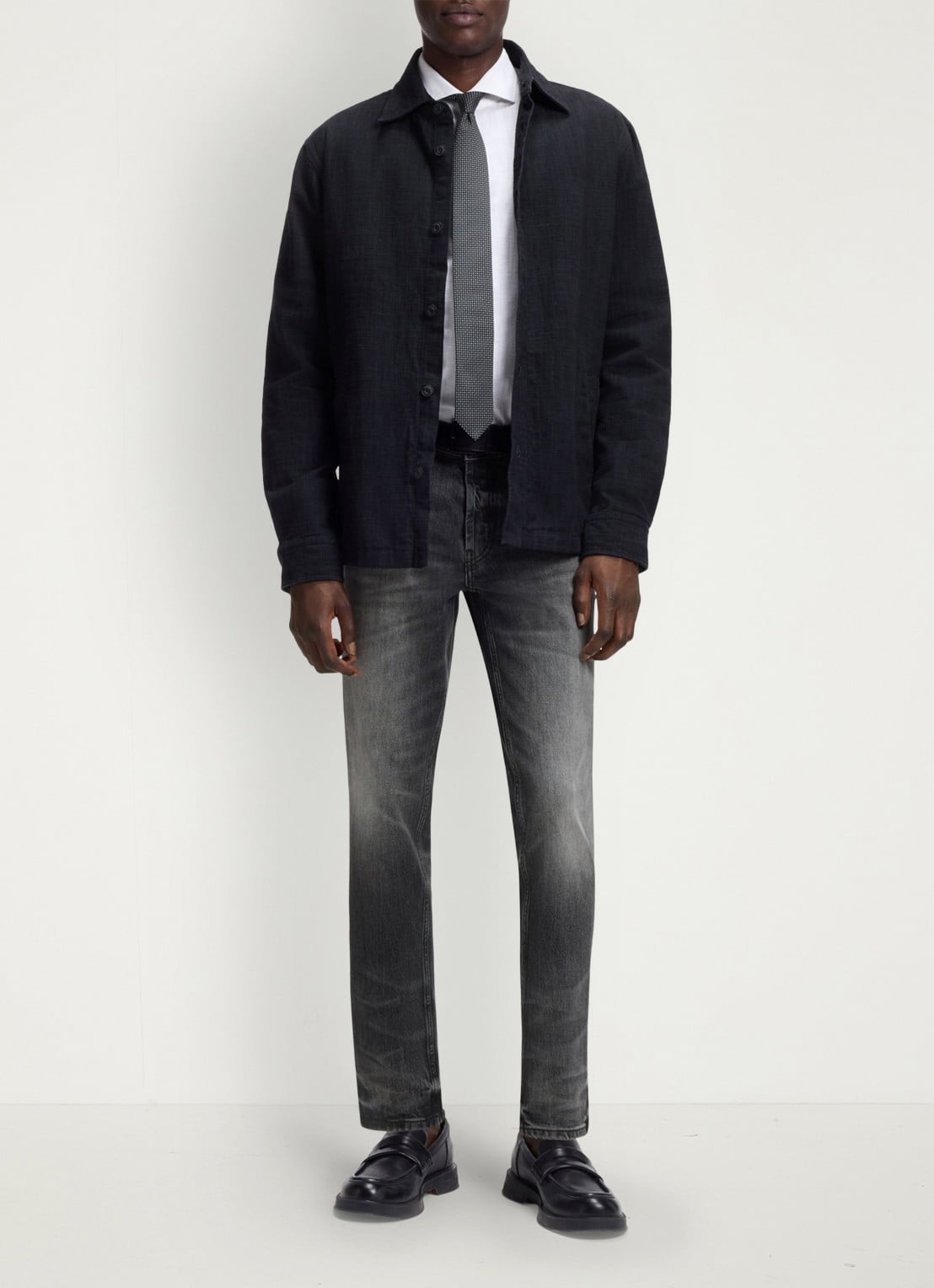 HUGO Tapered fit jeans met steekzakken - voorkant 5 charcoal-010 / grijs