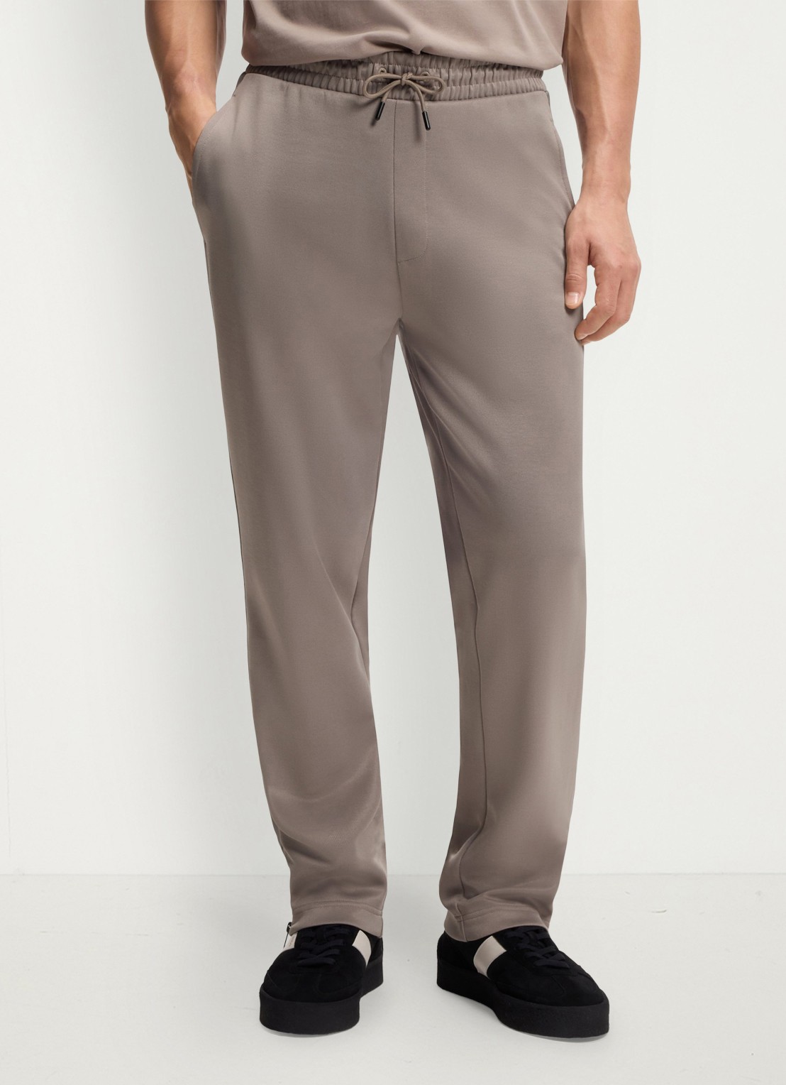 HUGO Tapered fit joggingbroek met logo - detail lichtbruin