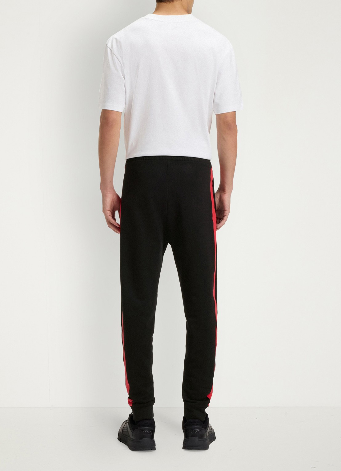 HUGO Tapered fit trackpants met steekzakken - achterkant zwart