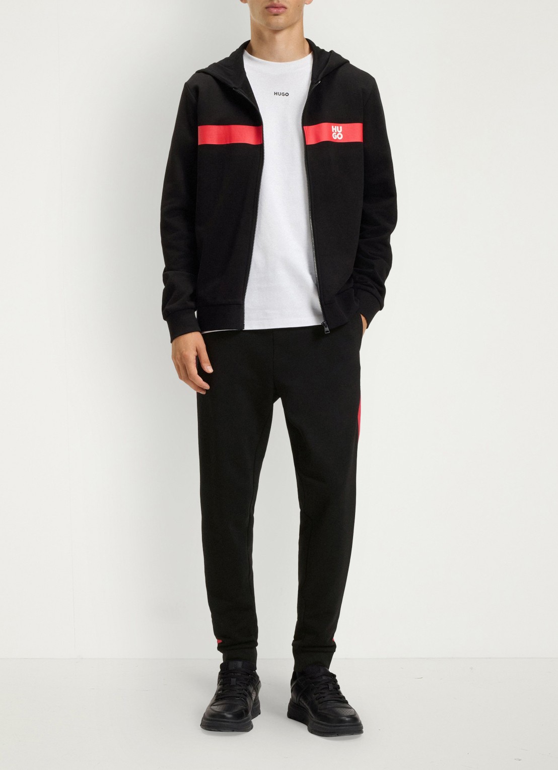 HUGO Tapered fit trackpants met steekzakken - voorkant 5 zwart