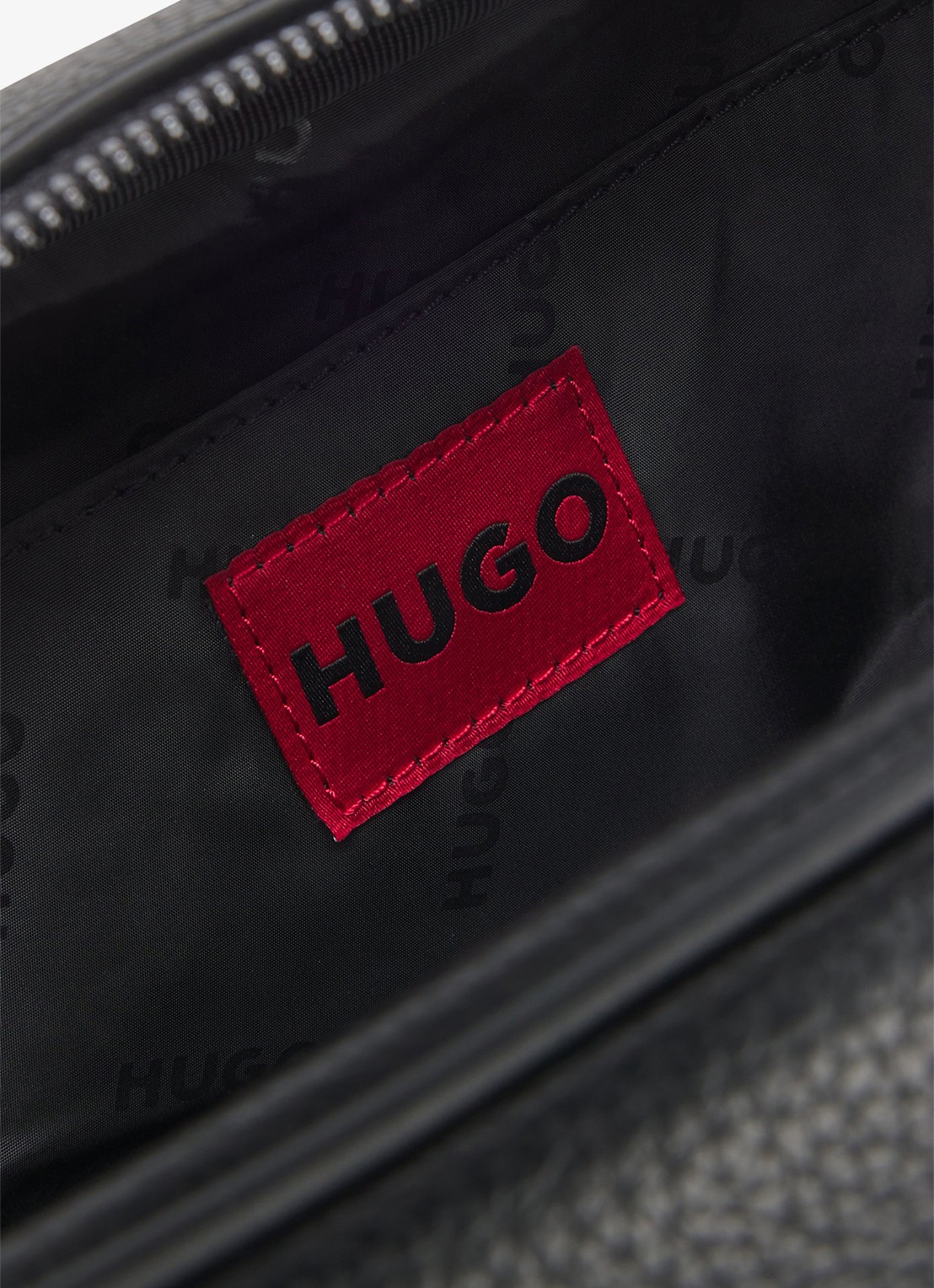 HUGO Toilettas met logo - detail 2 diepzwart