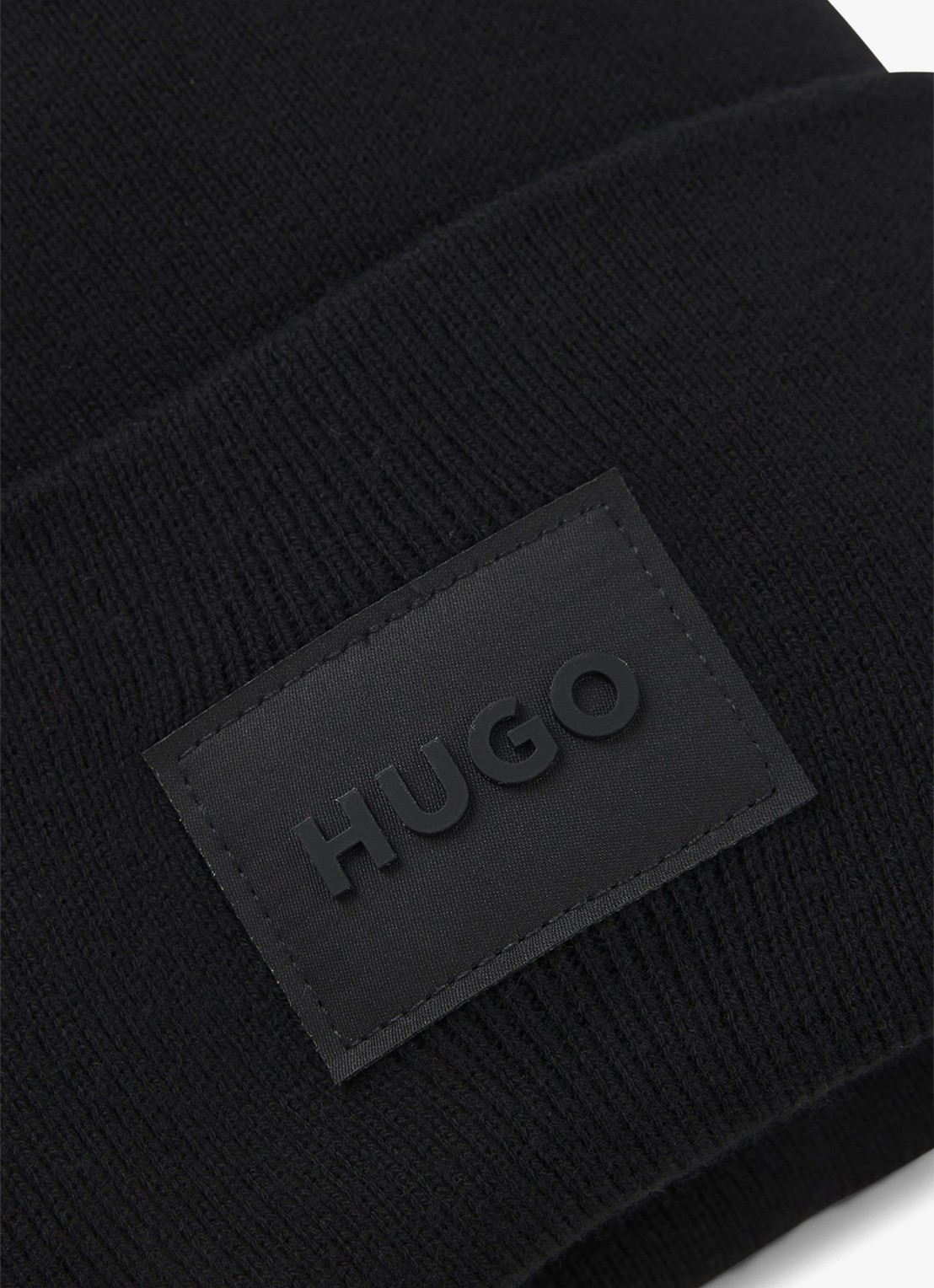 HUGO Xevon fijngebreide muts met logo - detail zwart