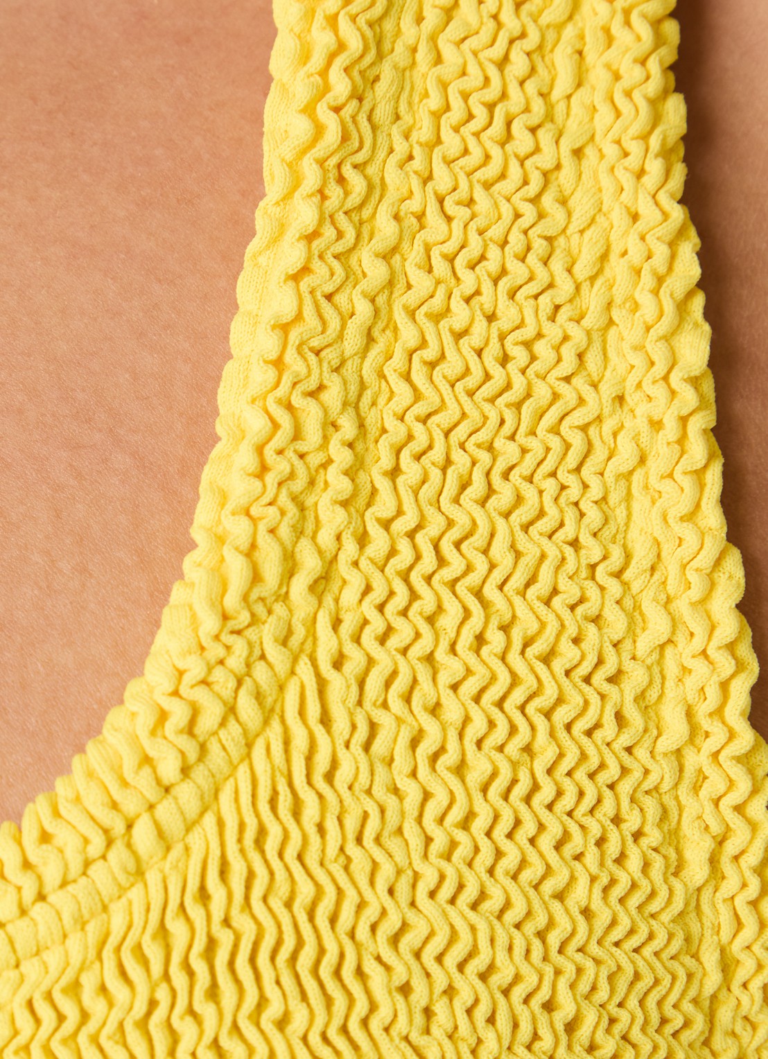 Hunza G Sandy badpak met structuur en rugdecolleté - detail 2 geel