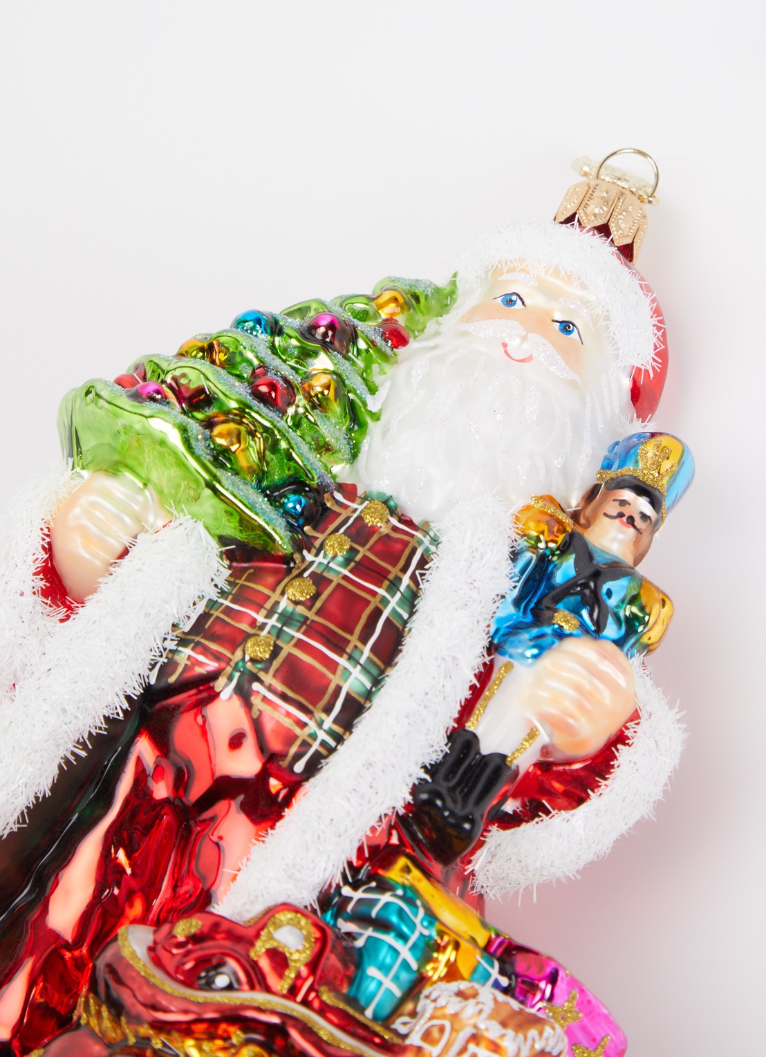 Huras Family Santa Holding Tree and Nutcracker kersthanger 16 cm - detail 3 rood