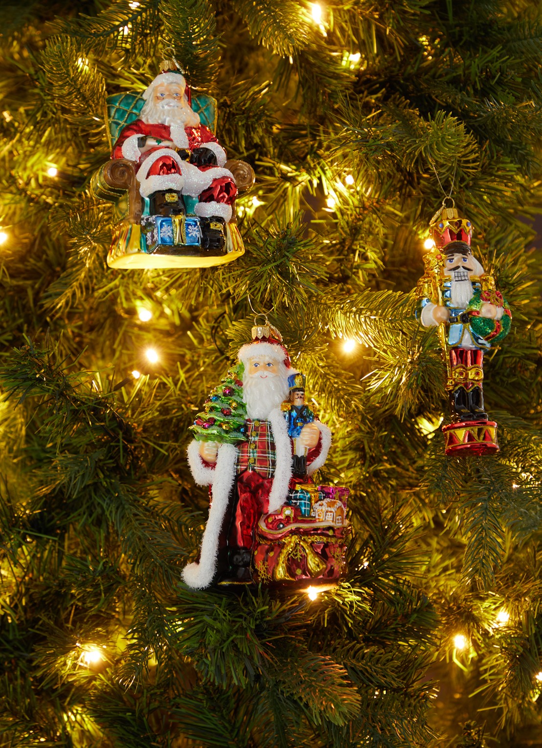 Huras Family Santa Holding Tree and Nutcracker kersthanger 16 cm - voorkant 2 rood