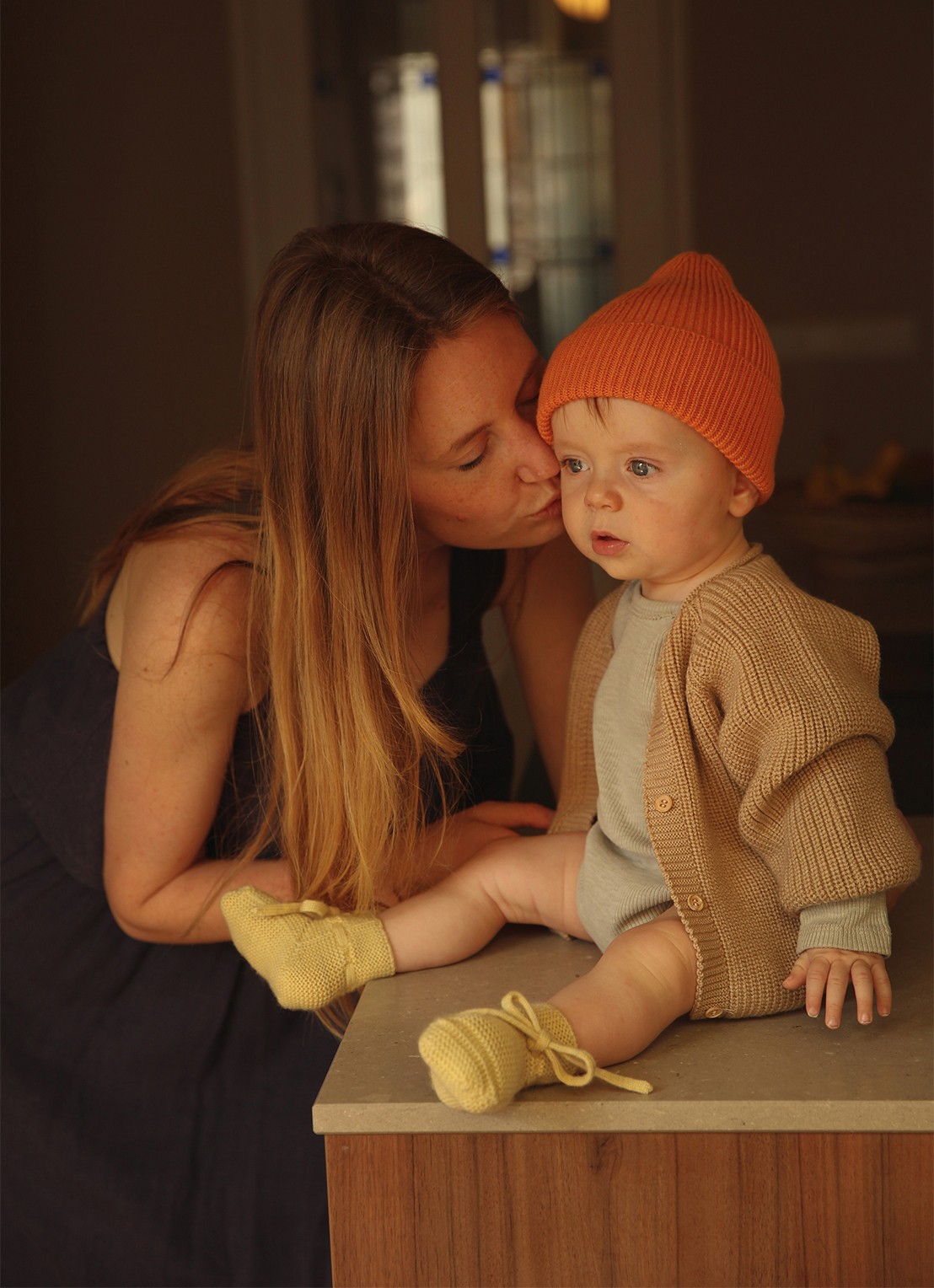 Hvid Babyslofjes van merino wol - voorkant 2 vanillegeel