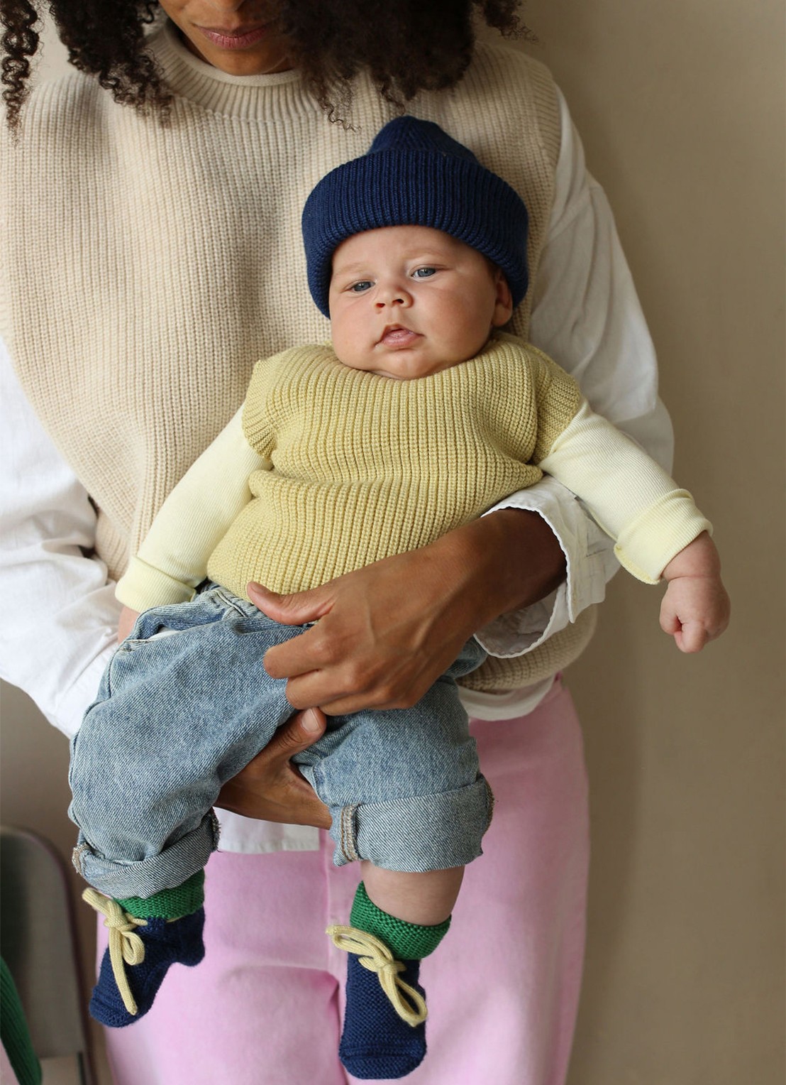 Hvid Babyslofjes van merino wol  - voorkant 2 donkerblauw