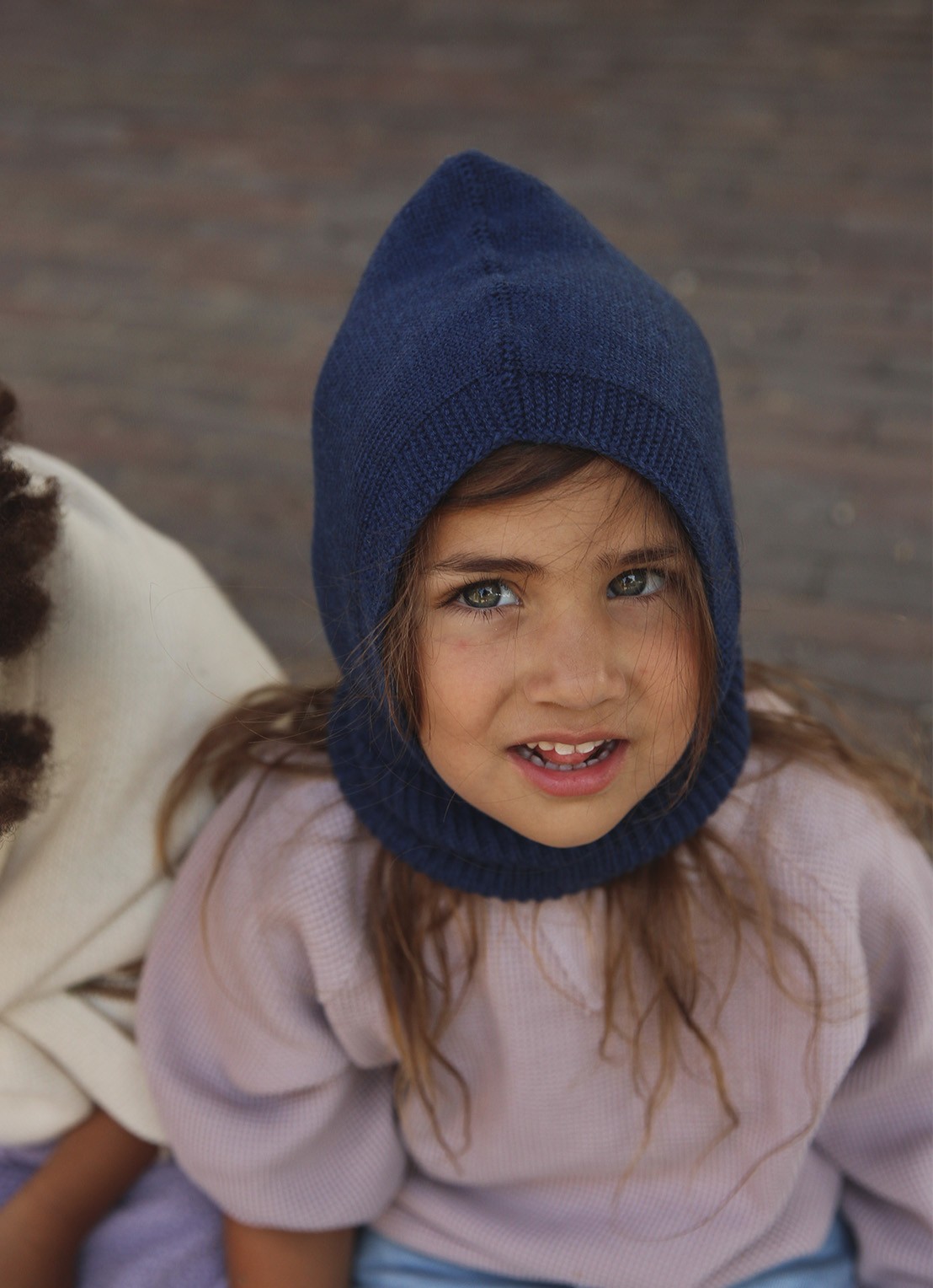 Hvid Balaclava fijngebreide muts  - voorkant 2 royalblauw