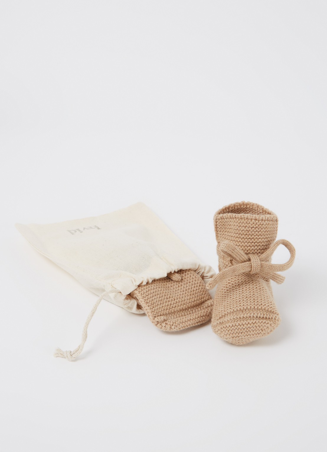 Hvid Booties gebreide babyslofjes van wol - voorkant 2 camel