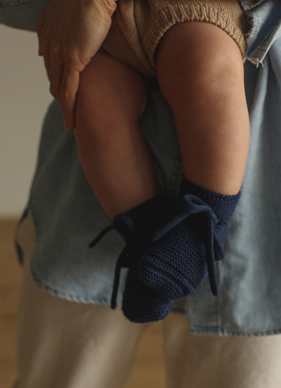 Hvid Booties gebreide babyslofjes van wol - voorkant 2 donkerblauw