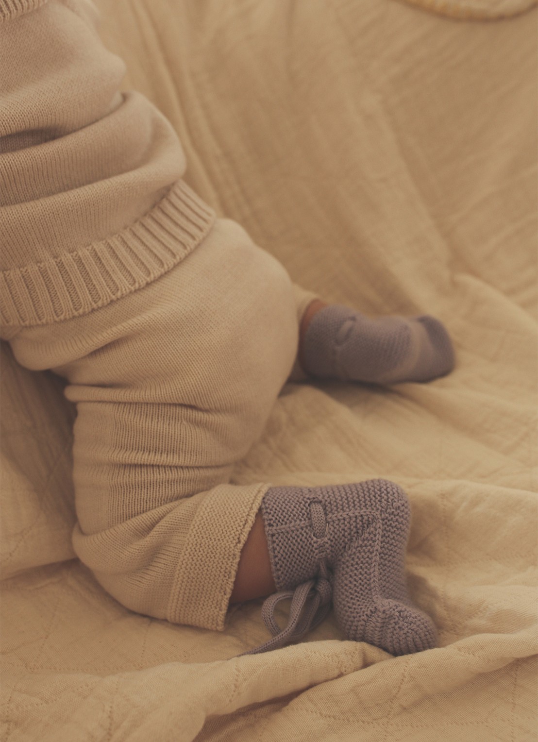 Hvid Booties gebreide babyslofjes van wol - voorkant 2 lila