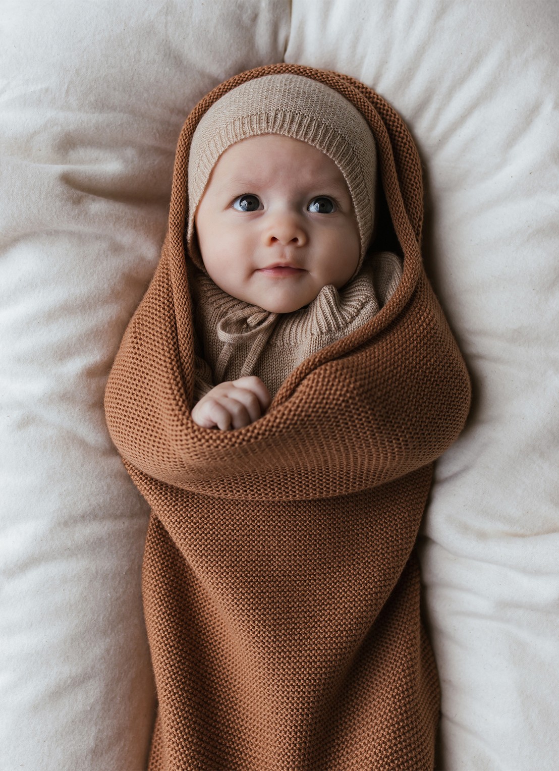 Hvid Cocoon van merino wol - voorkant 2 roestbruin
