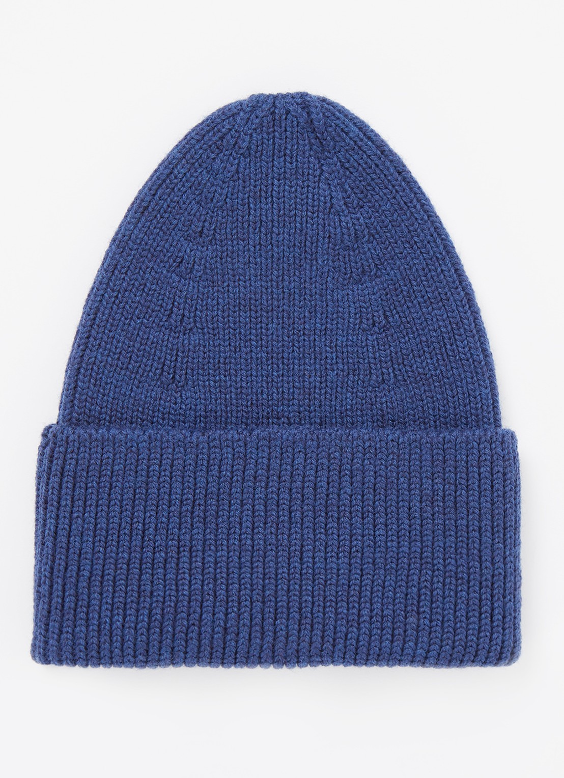 Hvid Fonzie grofgebreide muts van merino wol  - voorkant 2 donkerblauw