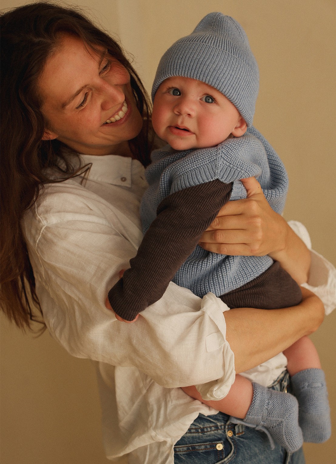 Hvid Fonzie Newborn muts van merino wol - voorkant 2 lichtblauw
