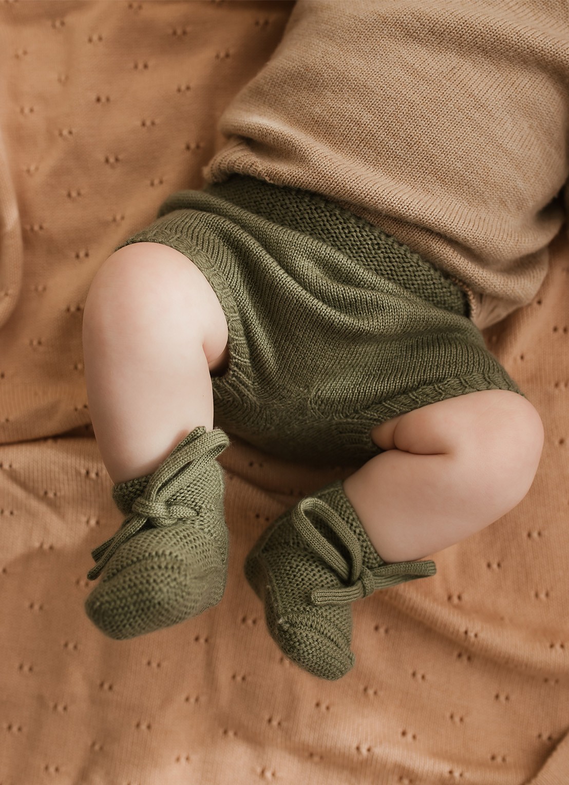 Hvid Gebreide babyslofjes van wol - voorkant 2 mosgroen