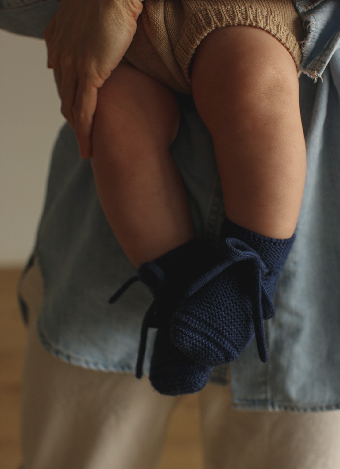 Hvid Gebreide babyslofjes van wol - voorkant 2 royalblauw