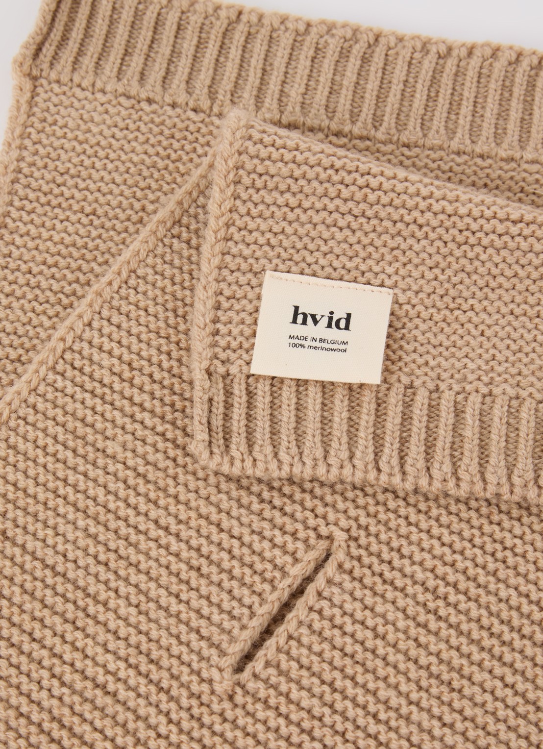 Hvid Ivo sjaal van merino wol 90 x 20 cm - detail 2 camel