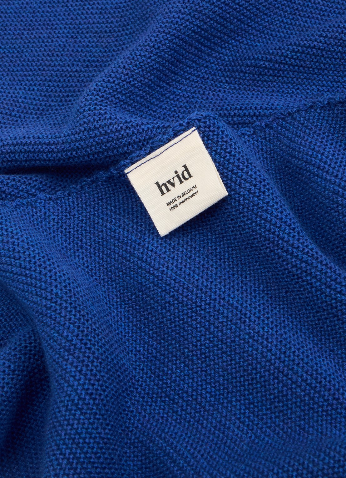Hvid Josephina grofgebreide sjaal van merino wol 135 x 35 cm - detail 2 kobaltblauw