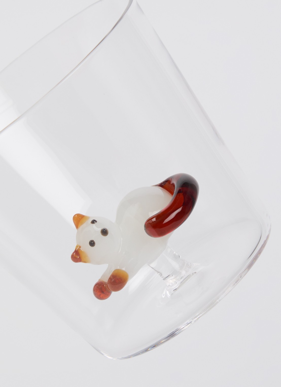 Ichendorf Milano Lying White Cat with Amber Tail waterglas 35 cl - voorkant 2 roodbruin