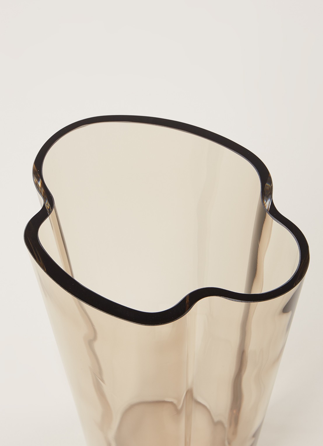 Iittala Alvar Aalto vaas 22 cm - detail bruin