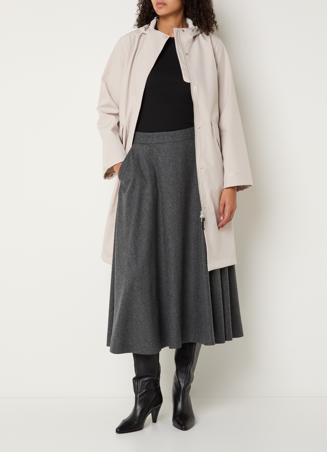 Ilse Jacobsen Daybreak softshell regenjas met klepzakken - voorkant 4 beige