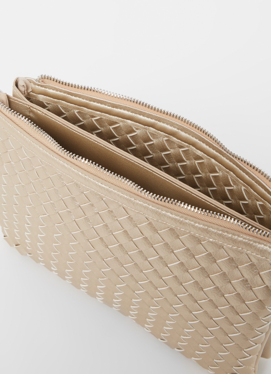 Ilse Jacobsen Gevlochten clutch met afneembare schouderriem - detail 2 goud