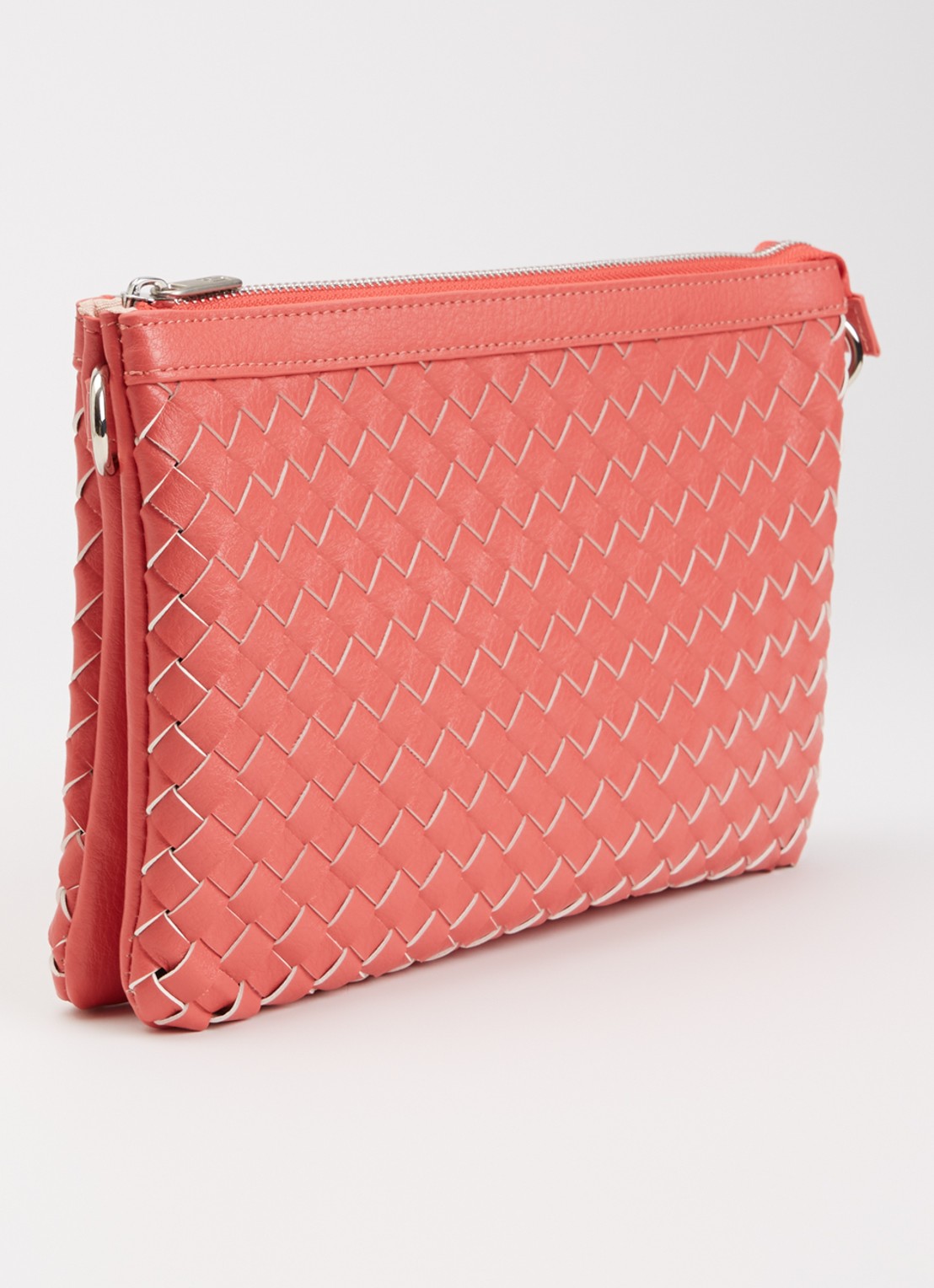 Ilse Jacobsen Gevlochten clutch met afneembare schouderriem - achterkant koraalrood