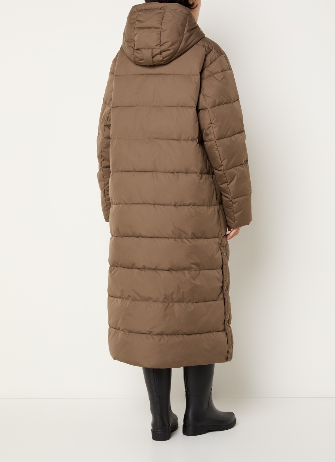 Ilse Jacobsen Longline puffer jack met capuchon - achterkant 3 bruin
