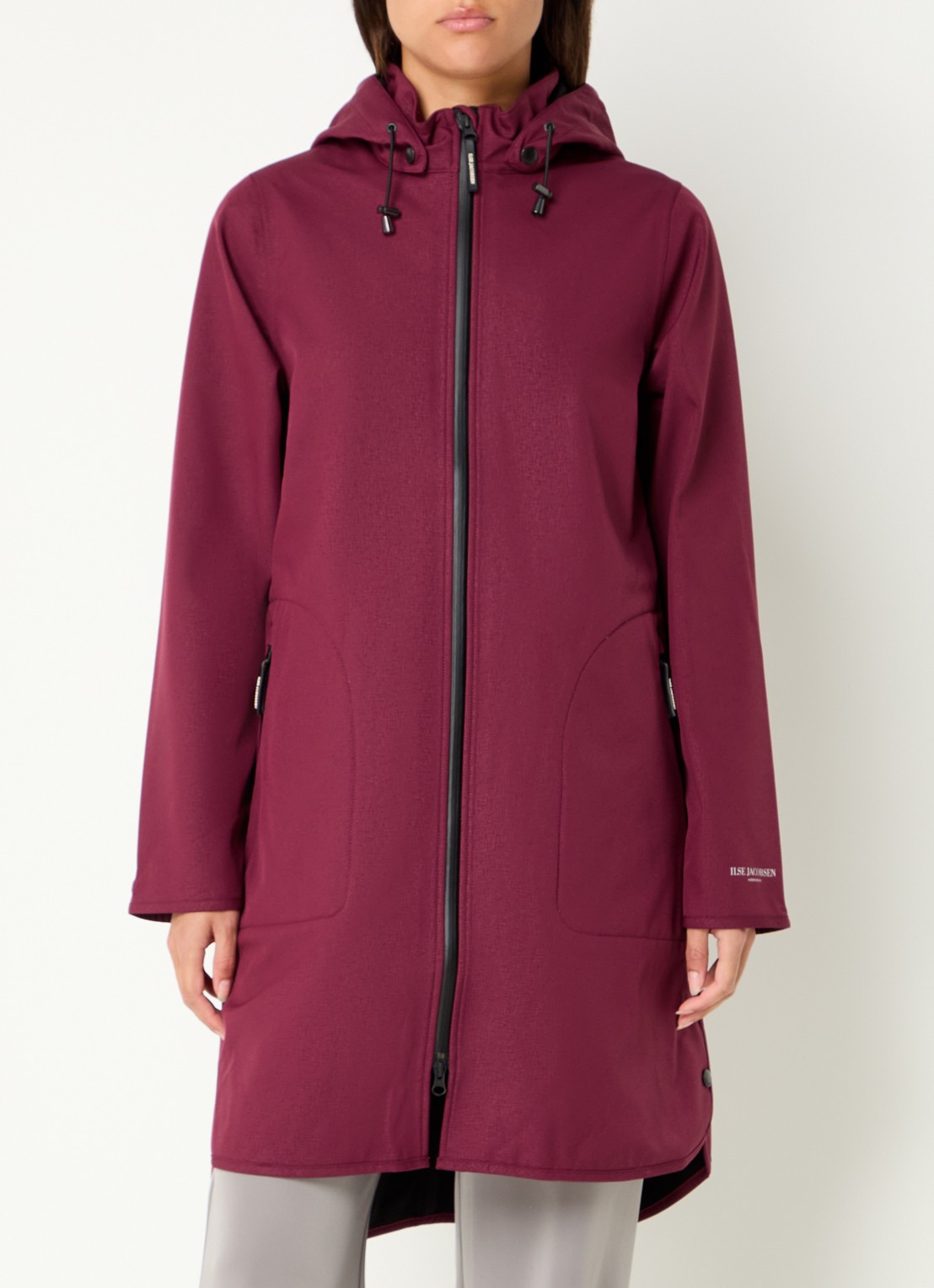 Ilse Jacobsen Rain128 softshell regenjas met afneembare capuchon - detail 2 bordeauxrood