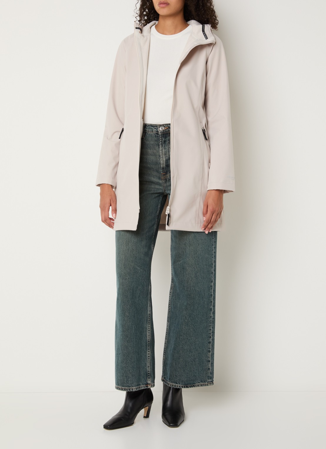 Ilse Jacobsen Regenjas met capuchon en ritszakken - voorkant 2 beige