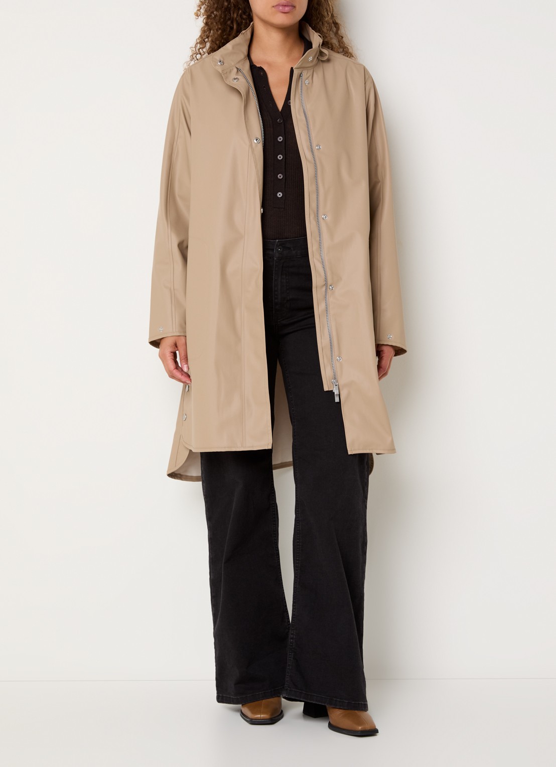Ilse Jacobsen Regenjas met capuchon en steekzakken - voorkant 3 beige