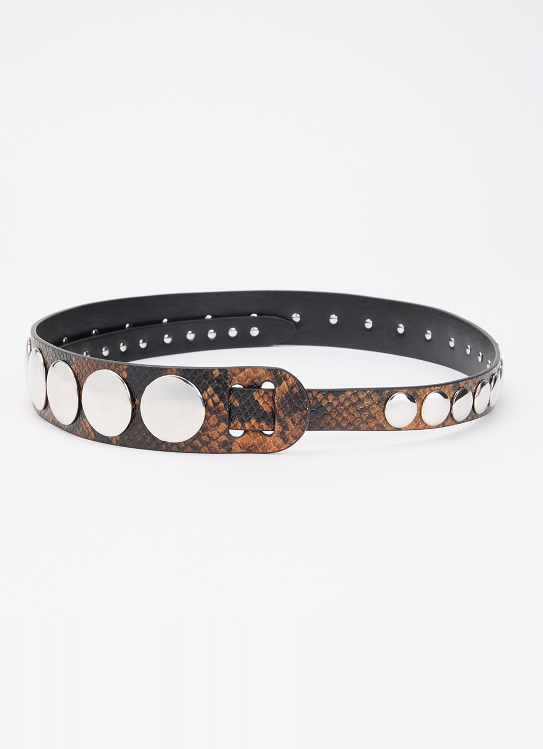 IRO Crescendo riem van kalfsleer met slangenprint en studs - voorkant oranjebruin