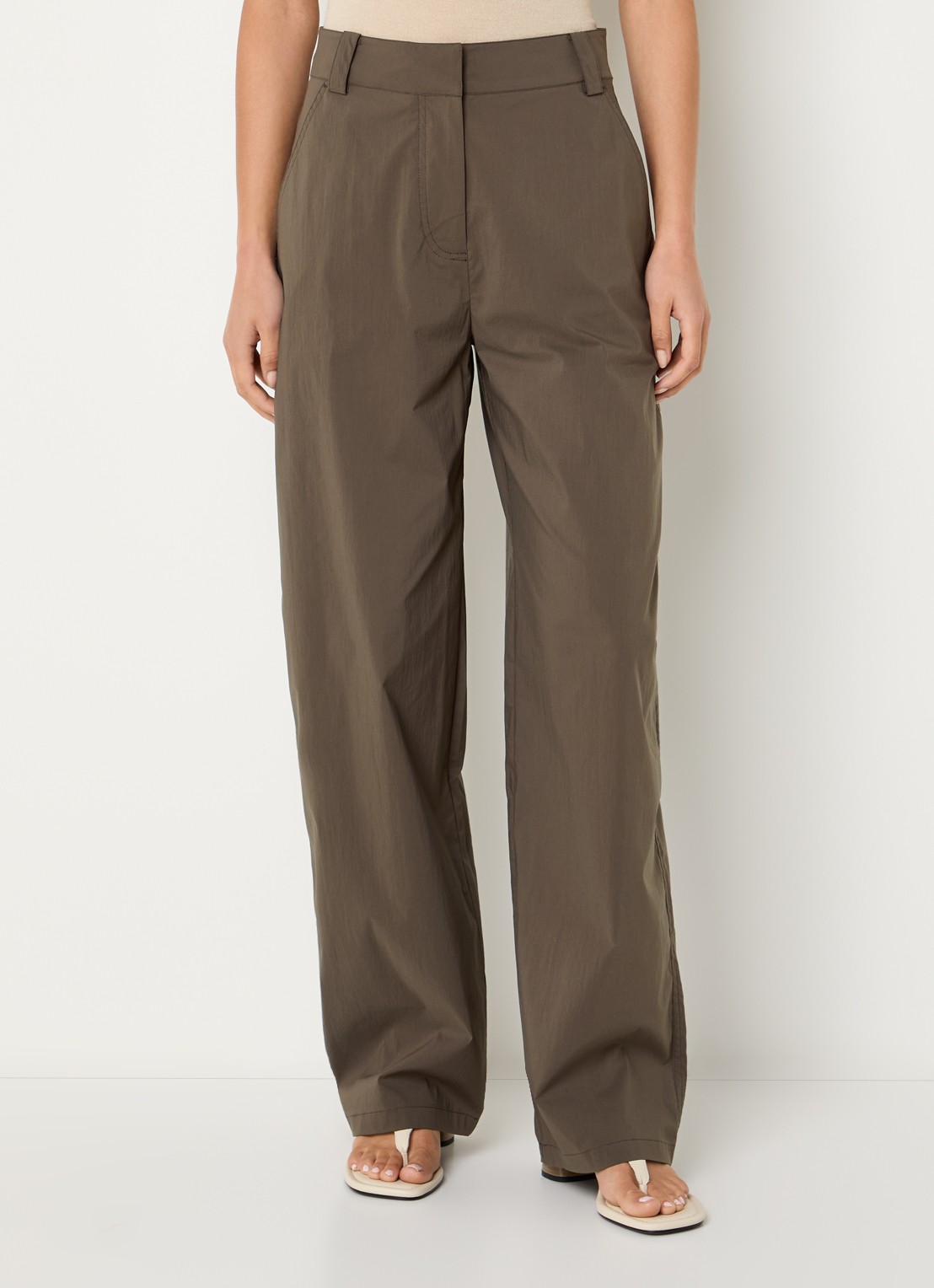 IRO Ellena mid waist straight leg broek met steekzakken - detail 2 lichtbruin