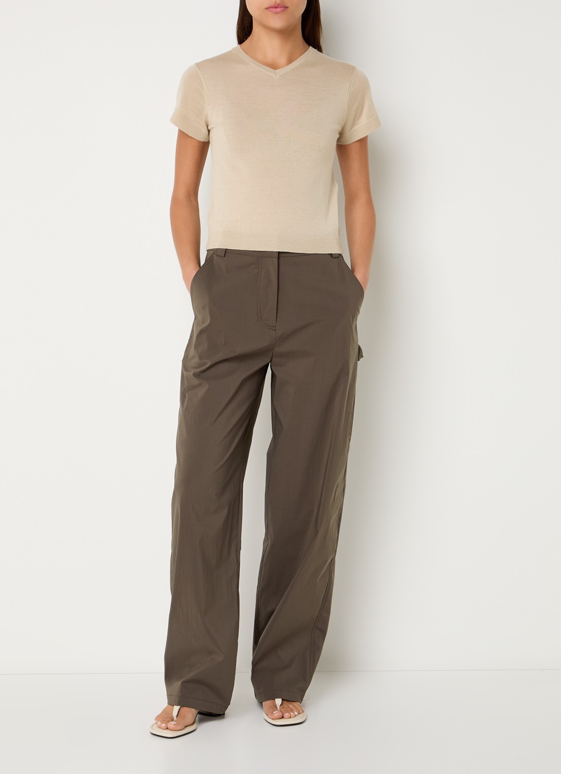 IRO Ellena mid waist straight leg broek met steekzakken - voorkant 4 lichtbruin