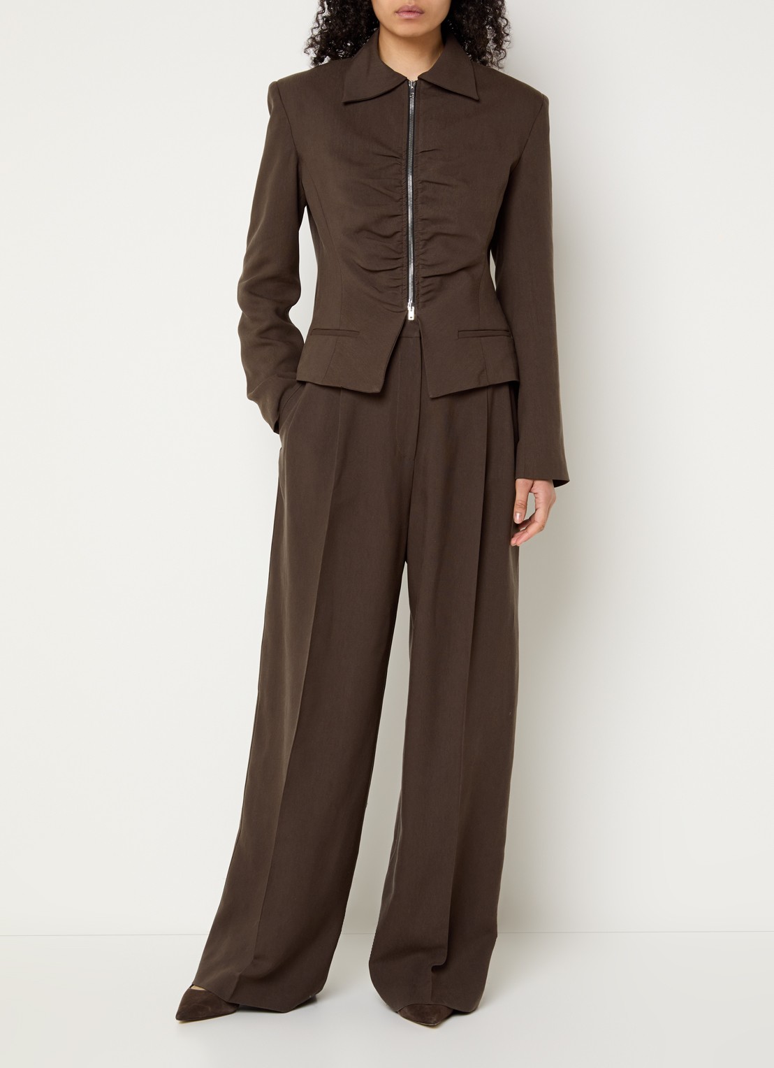 IRO Helis high waist wide leg pantalon met persplooi - voorkant 3 donkerbruin