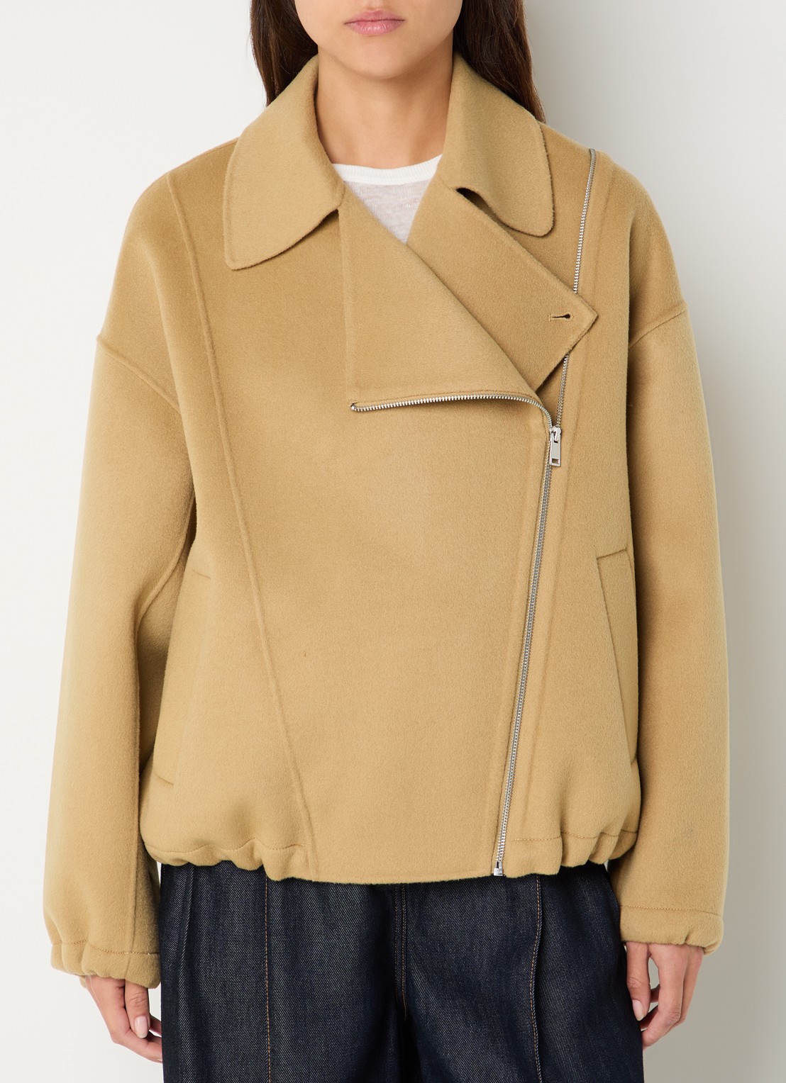 IRO Jijy jack in wolblend met asymmetrische hals - detail 3 camel