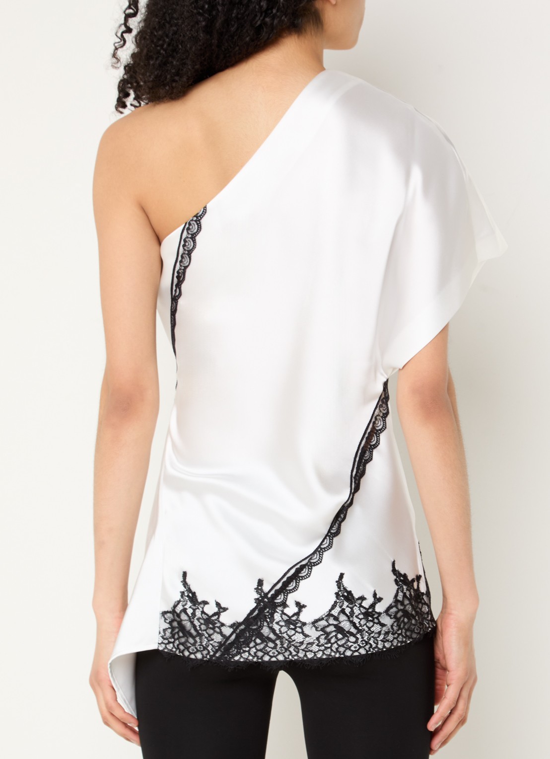 IRO Topazi  one shoulder top van satijn met details van kant - achterkant 4 gebroken wit