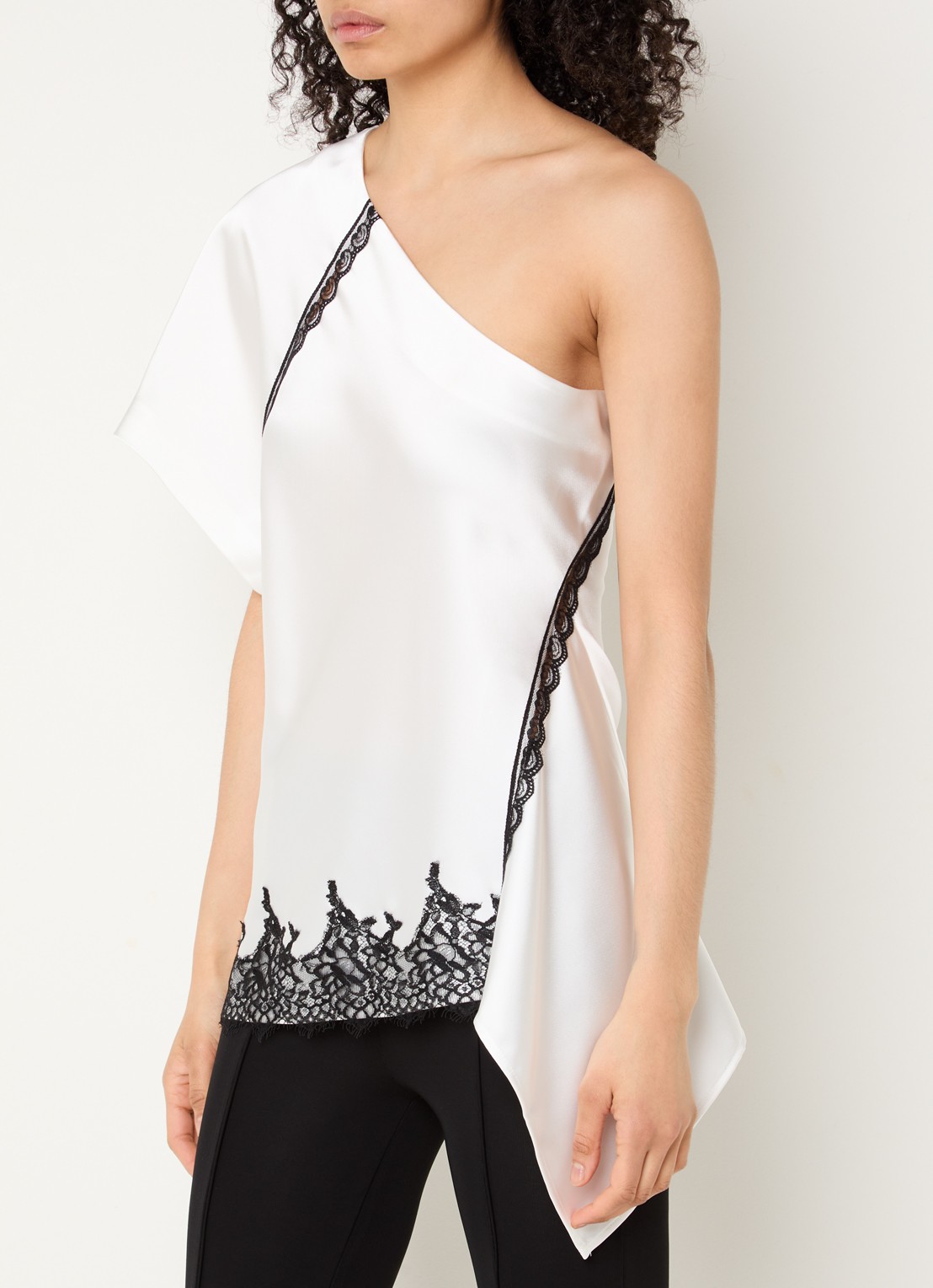IRO Topazi  one shoulder top van satijn met details van kant - detail gebroken wit
