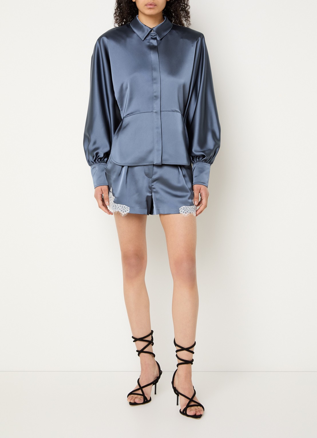IRO Tyoha blouse van satijn met schoudervulling en ballonmouwen - voorkant 3 staalblauw