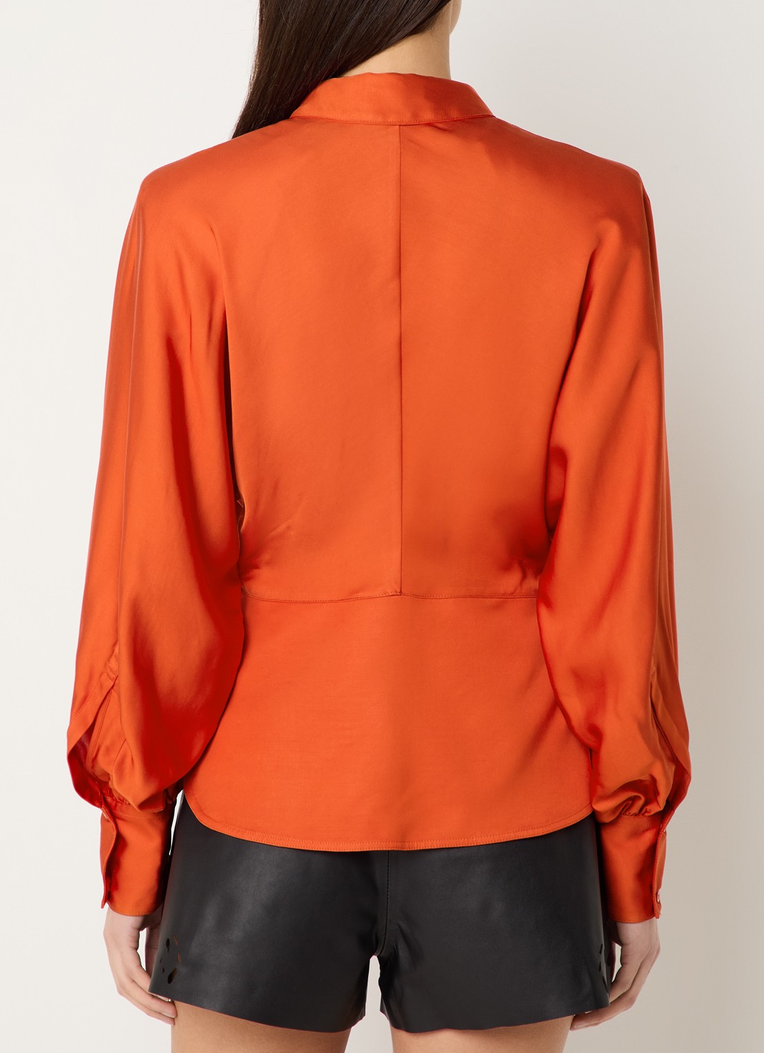 IRO Udonia blouse van satijn - achterkant 2 donkeroranje