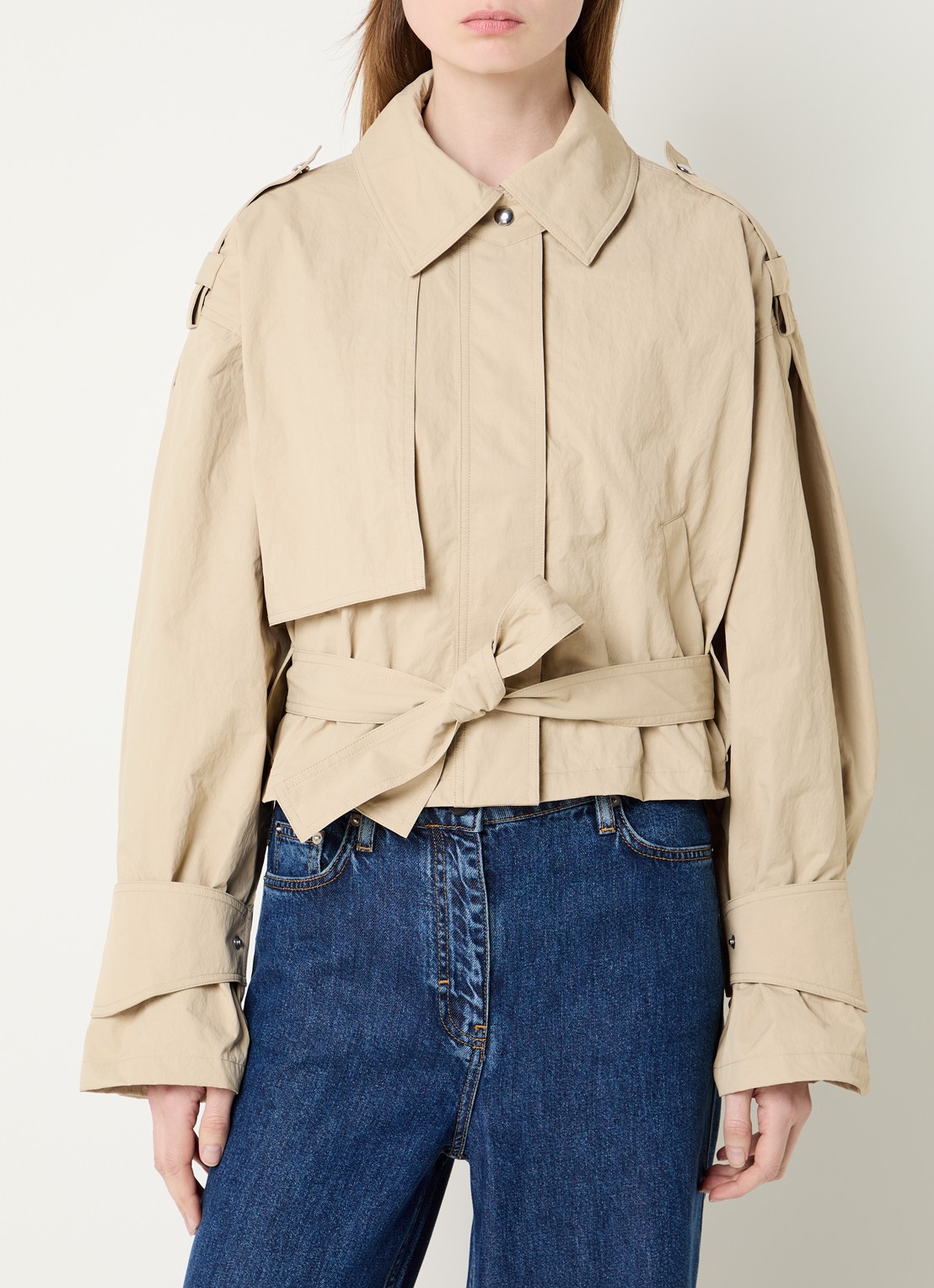 IRO Zynia cropped trenchcoat met steekzakken en strikceintuur - detail 4 beige
