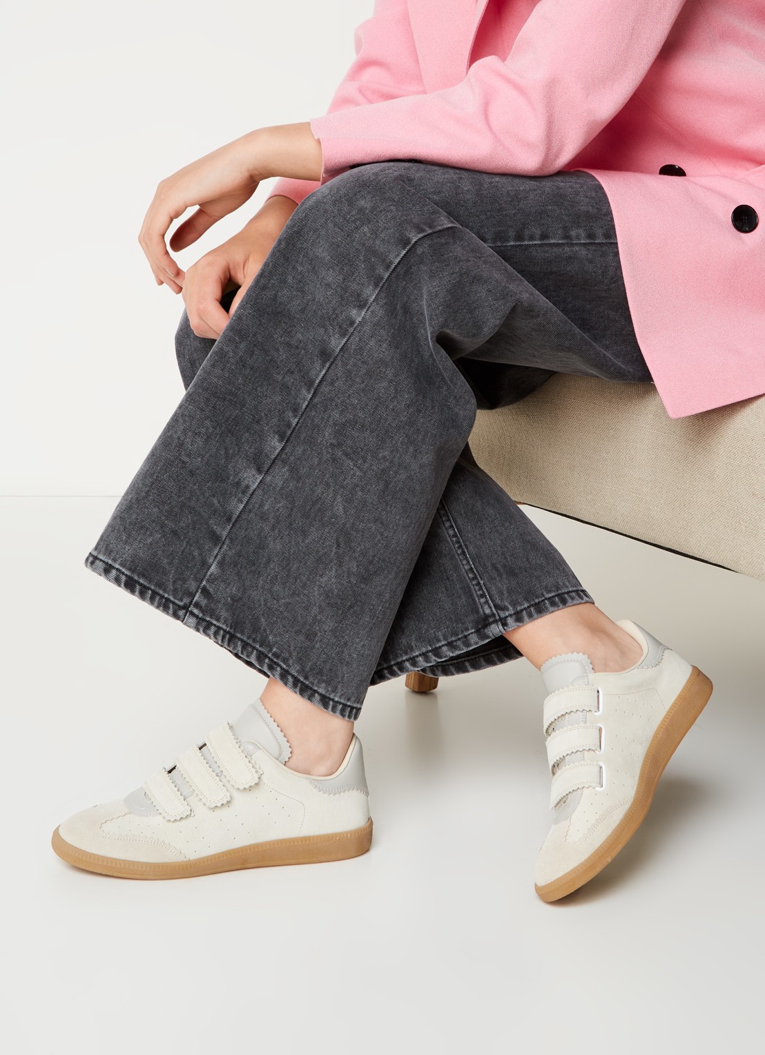 Isabel Marant Beth sneaker van suède  - voorkant 7 donkerbeige