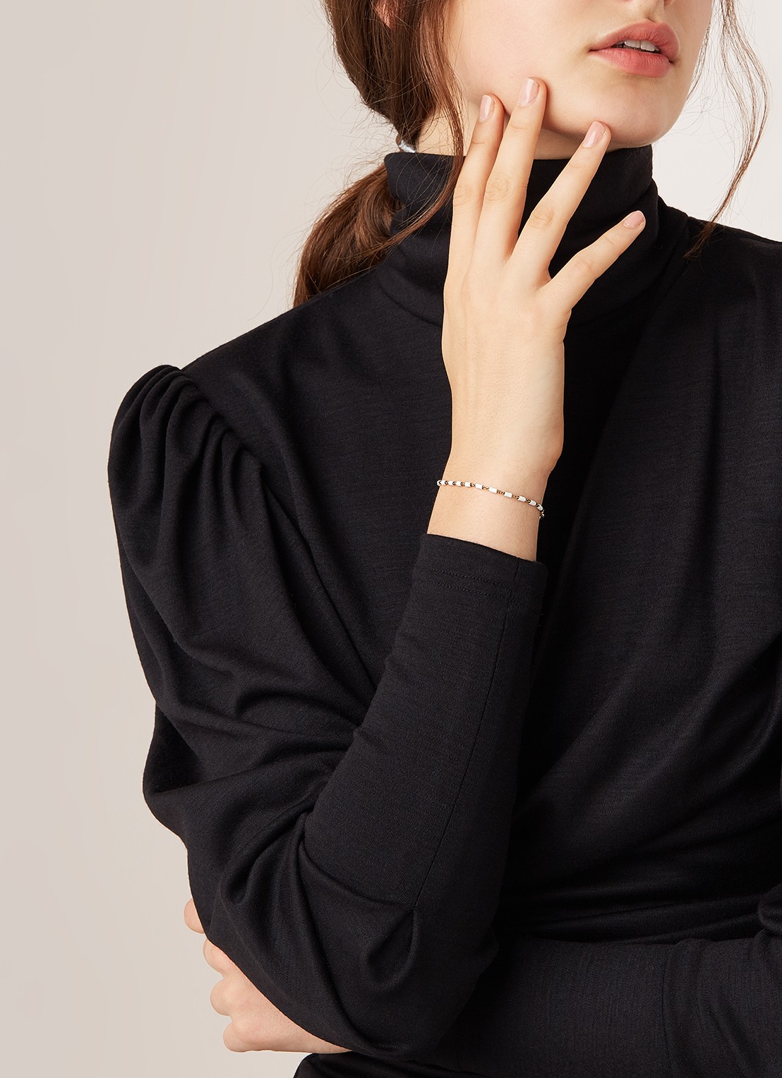 Isabel Marant Casablanca armband met witte details  - voorkant 3 goud