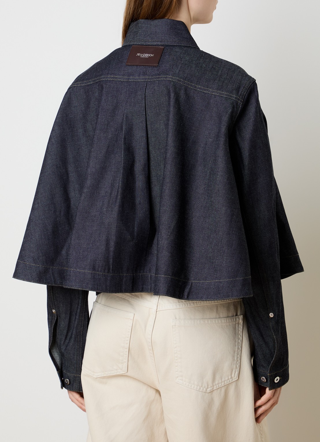 J.W. Anderson Cropped A-lijn blouse van denim met borstzak en donkere wassing - achterkant indigo